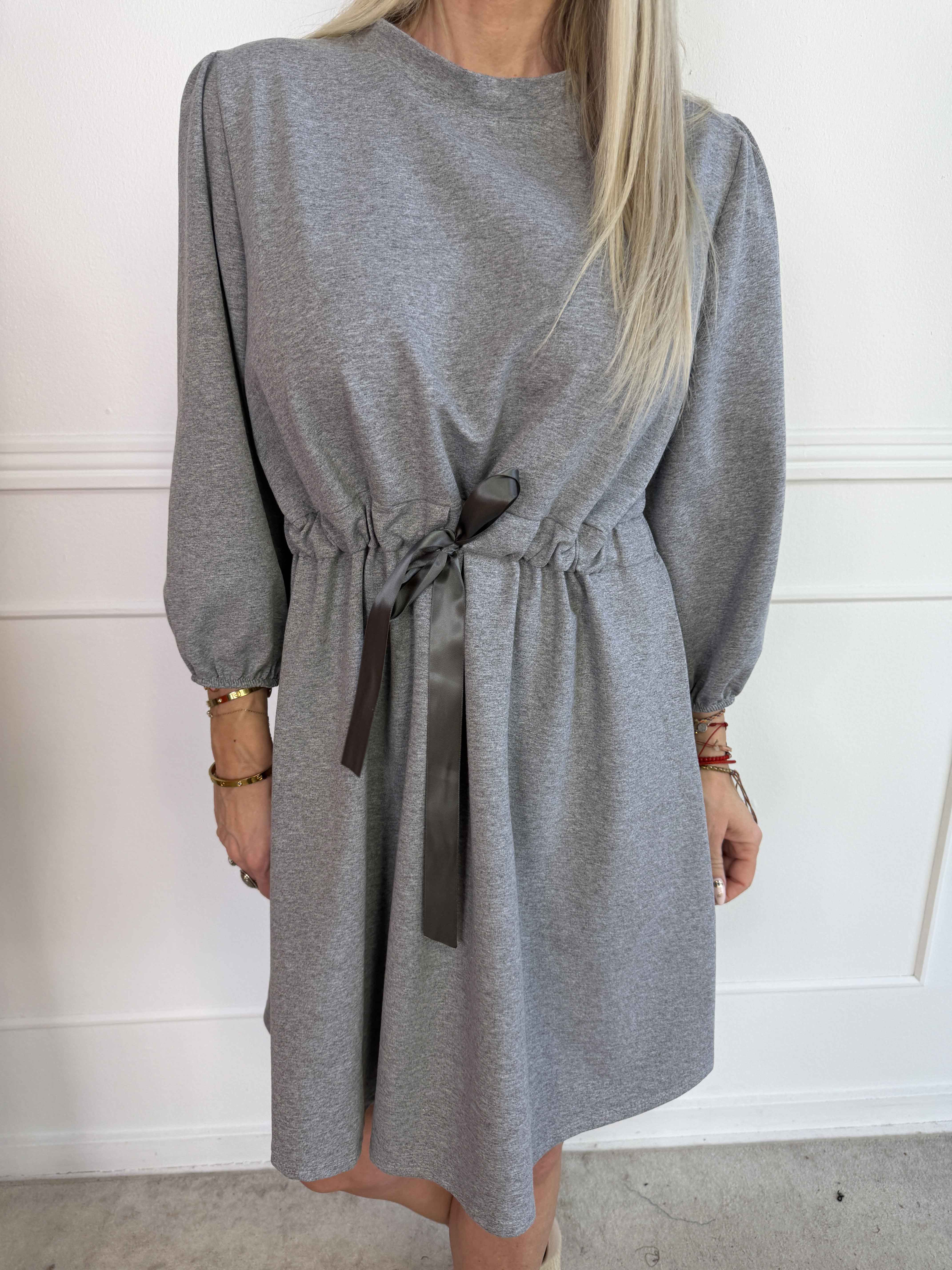 Skyler - Joggingkjole i bomuld med bånd i taljen